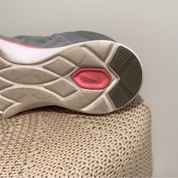 Nike Women's Athletic Sneakers in Gray/ Pink size 8 - Picture 9 of 15